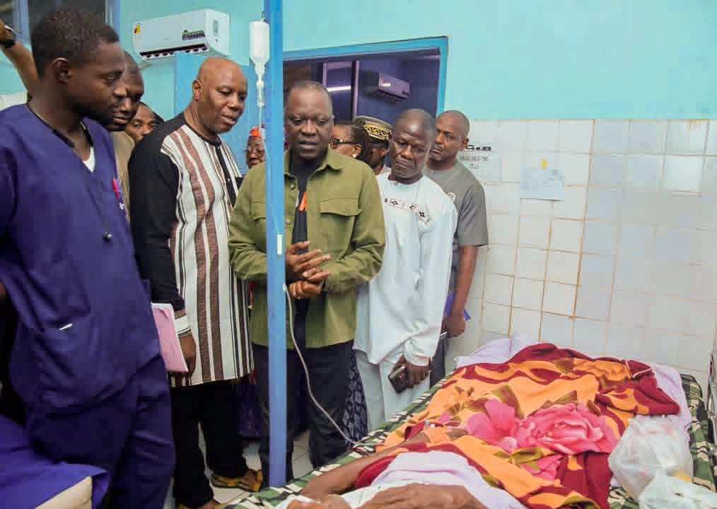 Chute d’un fromager à Bouaké : le maire Amadou Koné apporte son soutien aux victimes et aux familles endeuillées