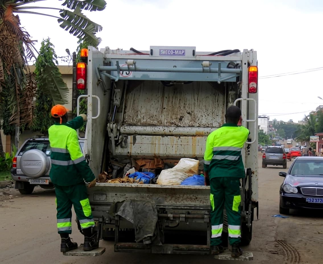 Côte d'Ivoire : le ramassage d'ordures ménagères désormais utilisé comme sanction pour certaines infractions routières graves
